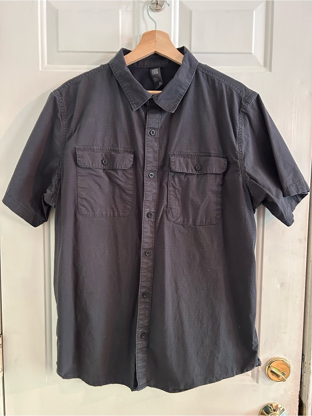 Men's Short-Sleeve Button-Up Shirt in Charcoal